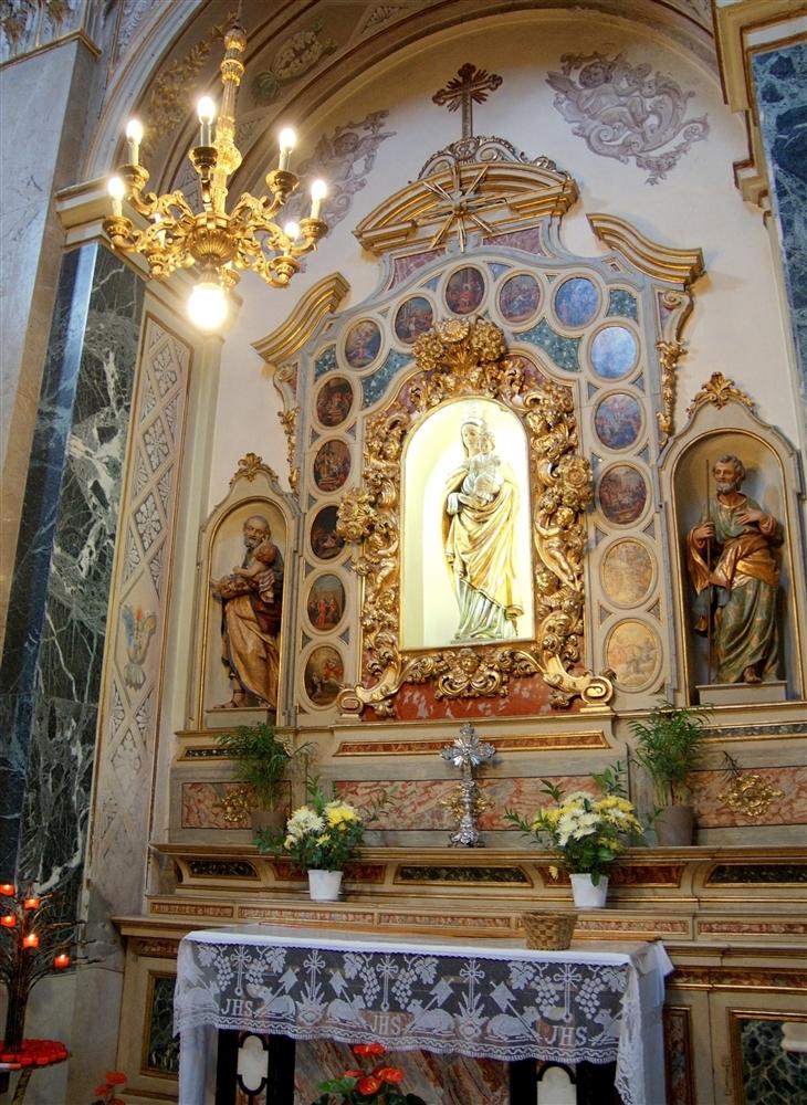 Peschiera Maraglio (Monte Isola, Brescia, Italy) - Side altar in the Church of San Michele Arcangelo